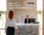 MΙΝΕΤΤΑ, HOTEL BLUE, εικαστικό καμπάνιας προϊόντος με άφιξη επισκέπτριας σε ρεσεψιόν