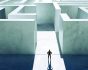 Άνθρωπος μπροστά σε λαβύρινθο, πηγή: Broker's Time / Shutterstock
