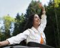 ERGO, εικαστικό καμπάνιας ERGO My Auto με χαρούμενη επιβάτιδα αυτοκινήτου