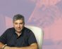 Θάνος Κουλουτμπάνης, κολλάζ με εικόνα χειραψίας ντιλ, πηγή: Shutterstock