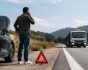 Οδηγός με χαλασμένο αυτοκίνητο μιλά στο τηλέφωνο, πηγή: Pricefox